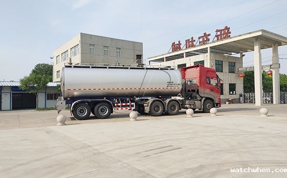 半挂鲜奶罐装车