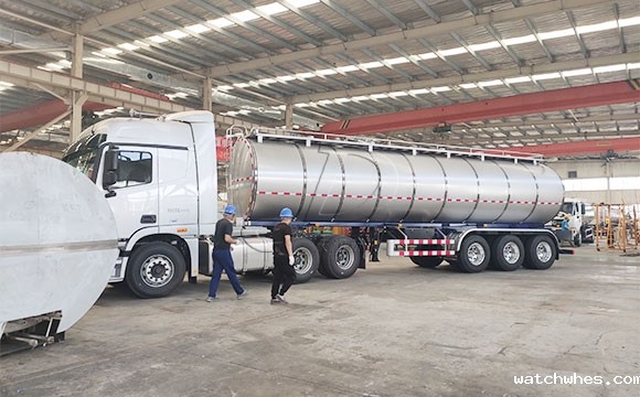 重型牵引<a href=/ target=_blank class=infotextkey>奶罐车</a>