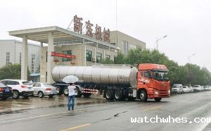 我公司30吨奶罐车上午冒雨发往河北邯郸