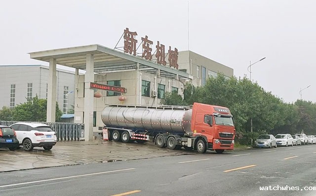 山东33立方牛奶运输物流车客户提车现场