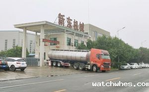 江西窦经理订购的34吨半挂不锈钢奶罐车提车现场