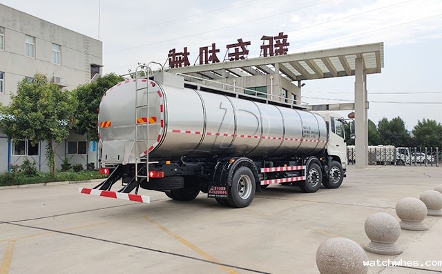 南阳东风三轴16立方一体奶罐车客户提车现场