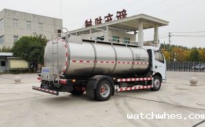 西藏7方小型不锈钢奶槽罐车客户提车现场