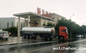 四川奶罐车客户订购的2台大型鲜奶运输车提车