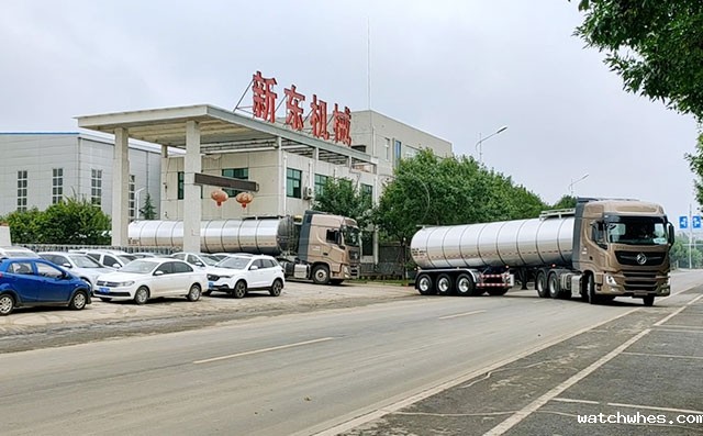 某物流公司订购的3台半挂拉奶罐车