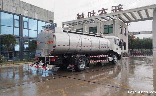 我公司发往青岛的车罐一体奶罐车冒雨发货