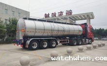 甘肃奶罐车客户订购的34方半挂奶罐车客户提车现场