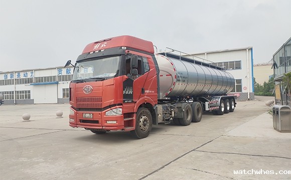 半挂鲜奶运输车