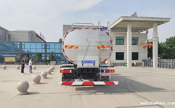 车罐一天鲜奶运输车