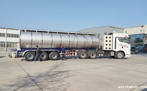 半挂鲜奶运输车