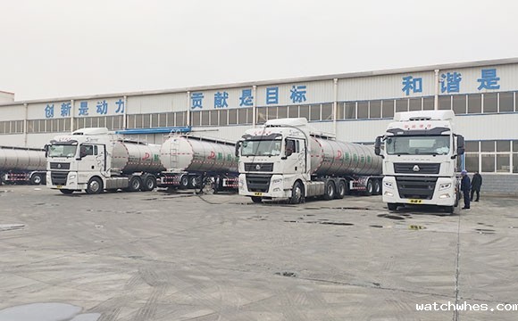 半挂鲜奶运输车