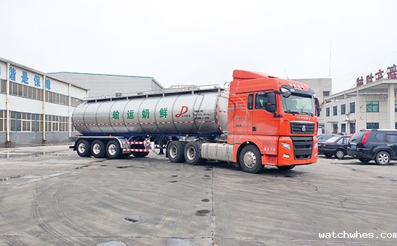 半挂牛奶运输车