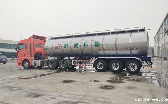 半挂牛奶运输车