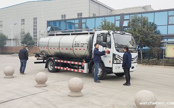 东风多利卡鲜奶运输车