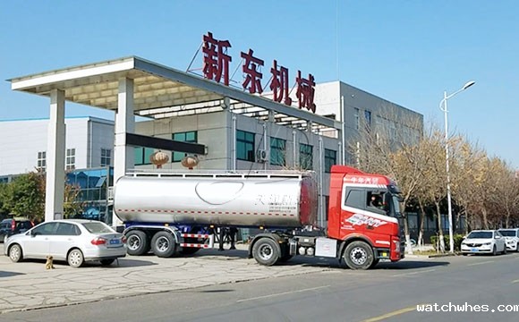 半挂鲜奶运输车