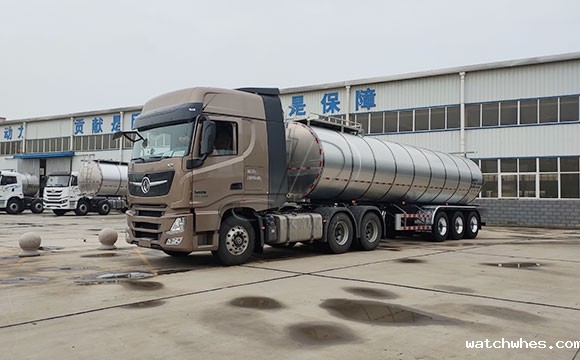 半挂拉<a href=/ target=_blank class=infotextkey>奶罐车</a>