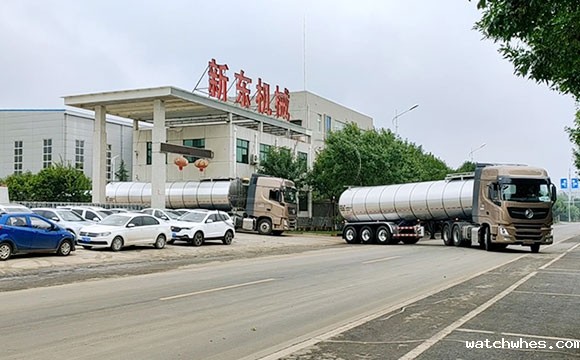 半挂拉<a href=/ target=_blank class=infotextkey>奶罐车</a>