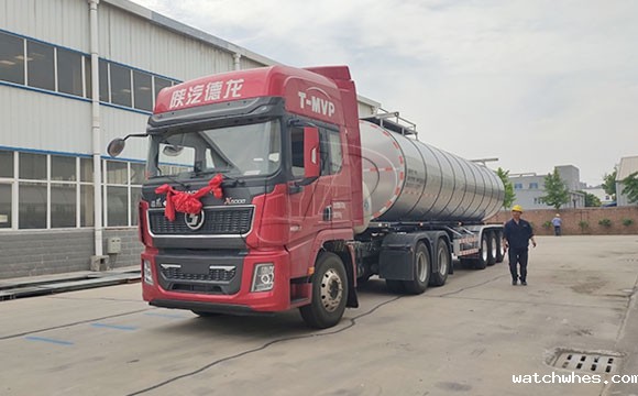 半挂运奶车