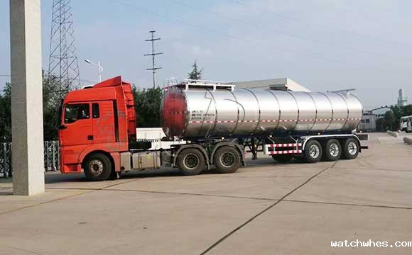 半挂运输牛<a href=/ target=_blank class=infotextkey>奶罐车</a>