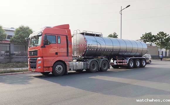 半挂运输牛<a href=/ target=_blank class=infotextkey>奶罐车</a>