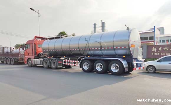 半挂运输牛<a href=/ target=_blank class=infotextkey>奶罐车</a>