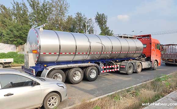 半挂运输牛<a href=/ target=_blank class=infotextkey>奶罐车</a>