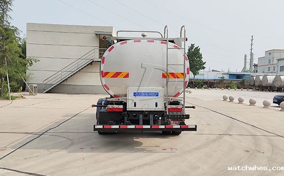 东风多利卡鲜奶运输车