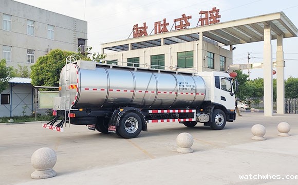 牛奶奶罐运输车