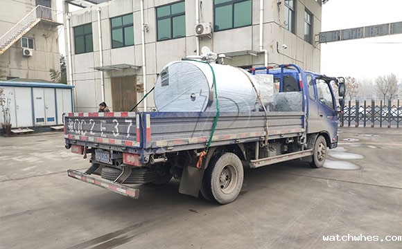 河北客户订购的1吨不锈钢牛奶冷藏保鲜罐顺利发货