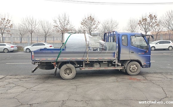 河北客户订购的1吨不锈钢牛奶冷藏保鲜罐顺利发货