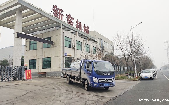 河北客户订购的1吨不锈钢牛奶冷藏保鲜罐顺利发货