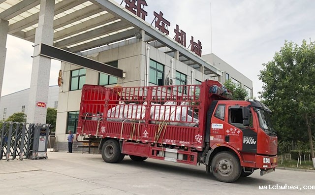 甘肃客户订购的两台3吨牛奶制冷罐如期发货