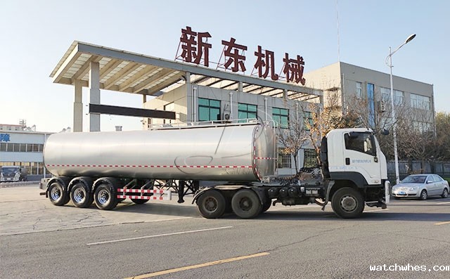 宁夏物流公司订购的2台半挂拉鲜奶运输车下午发货