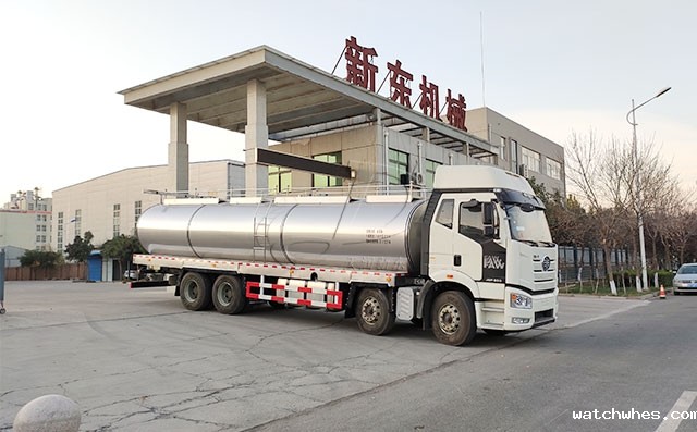 河北客户订购的前四后八20吨运输鲜奶车下午发车