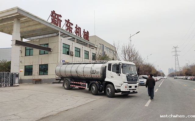 南阳老客户订购的16立方拉奶冷藏罐车提车现场