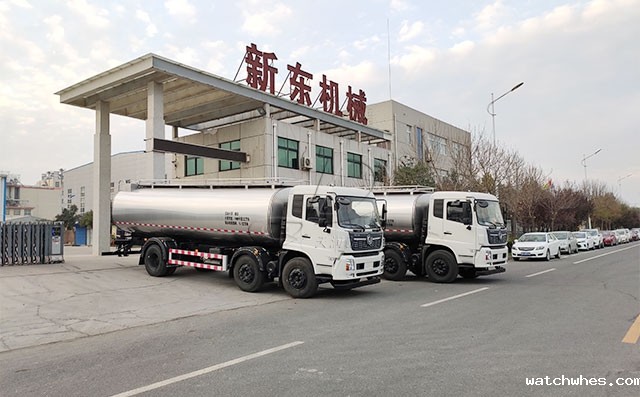 我公司两台16吨物流拉鲜奶运输车下午发往马鞍山