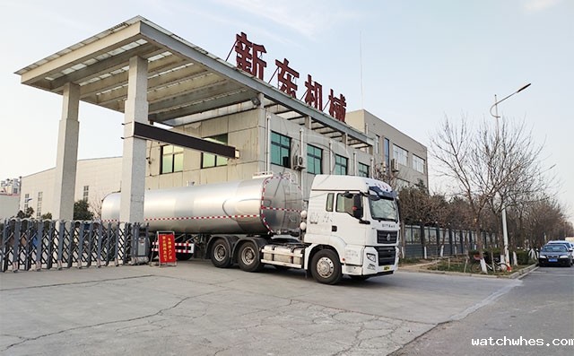 银川某物流公司订购的半挂罐装鲜奶车发车现场