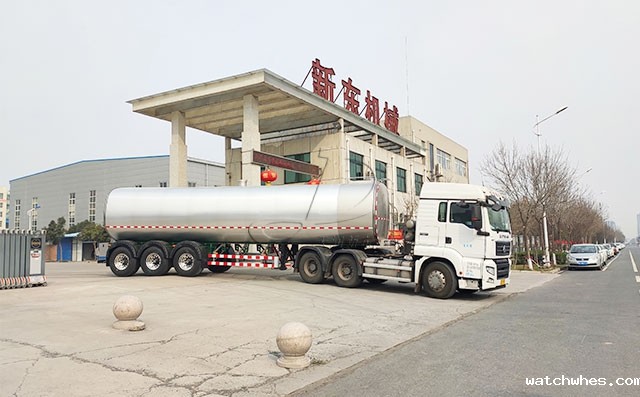 宁夏某运输公司订购的大型鲜奶液罐车发车现场