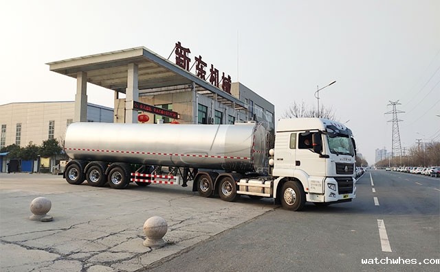 物流公司订购的38吨半挂拉牛鲜奶运输车今日发货