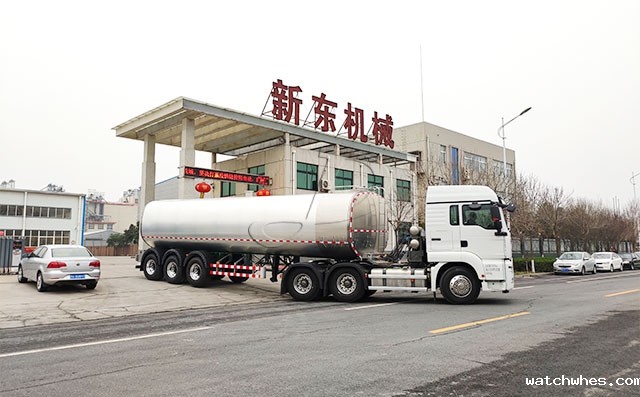 我公司大型半挂30吨鲜奶运输车发往四川成都