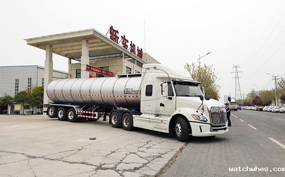 罐式拉牛奶卡车