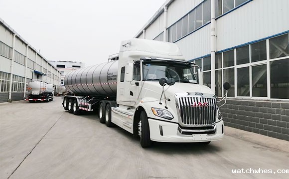 罐式拉牛奶卡车