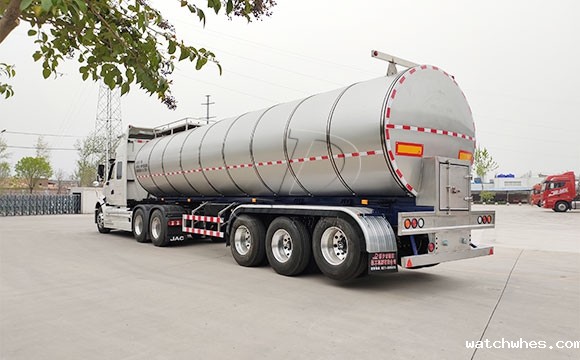 罐式拉牛奶卡车