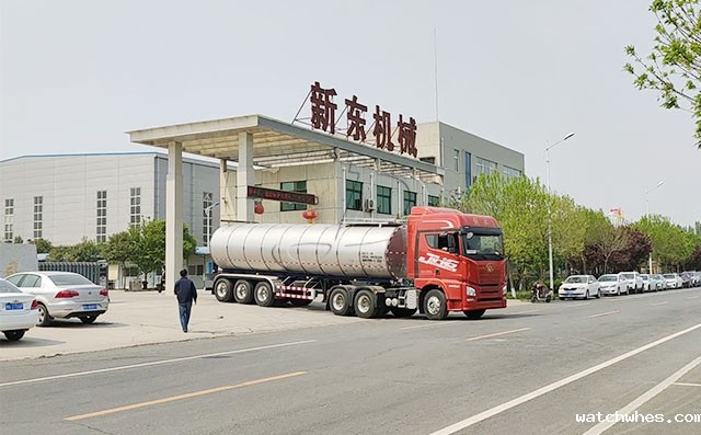 天润watchwhes三桥半挂鲜奶运输专用车发往福建