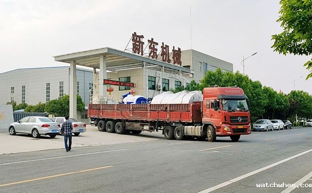 焦作某养牛场订购的2台十吨牛奶制冷罐发货