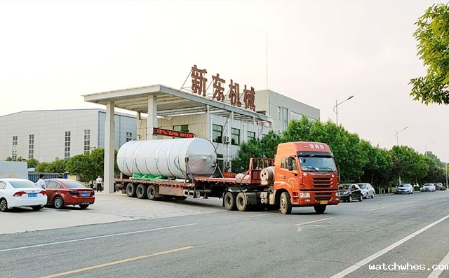 我公司两台35吨大型室外奶仓发往甘肃