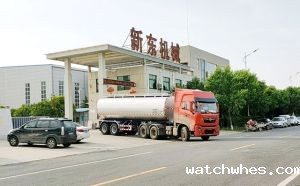 我公司26吨大型鲜奶运输半挂货车发往江苏