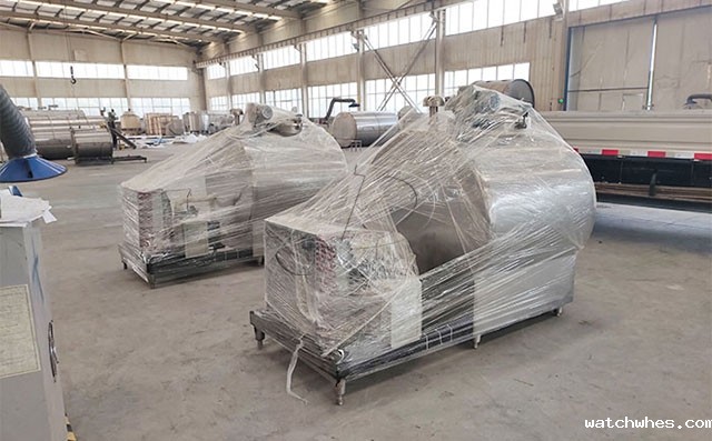 我公司两台500L牛奶制冷保鲜罐发往内蒙