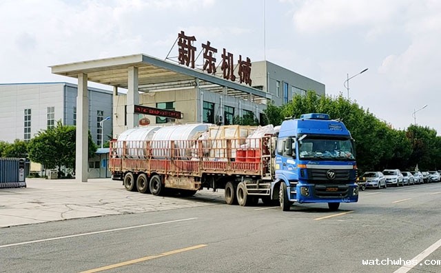 山东两台10吨立式果酒制冷罐装车发货现场