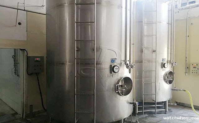 山东10吨立式果酒直冷罐客户安装现场